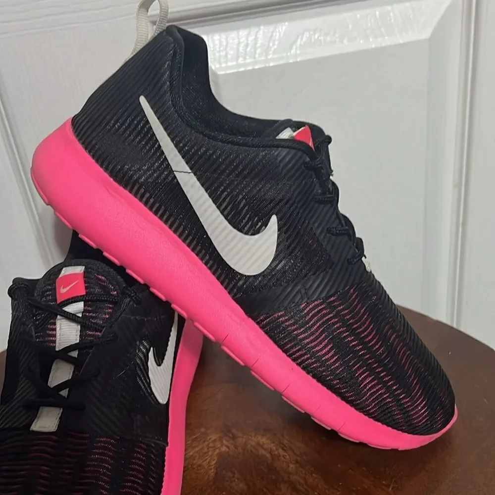 🔥🔥 NIKE ROSHE ONE FLIGHT WEIGHT GS BLACK PINK SHOES‎ Girls Sz 6.5Y 705486 002